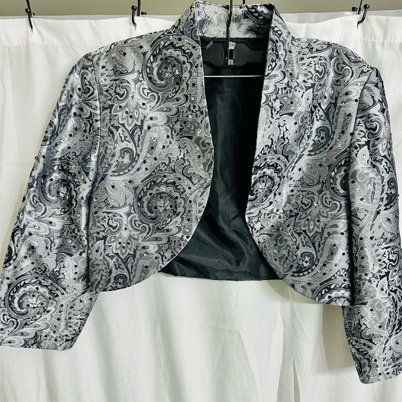 R&M Richards Women Sequin 2 PC Set (Jacket& Top) Gray, Black & Silver Garment 8 - Picture 3 of 9